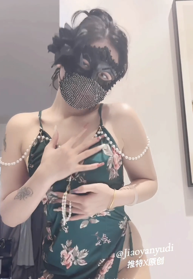 超极品淫妻-寻欢作乐-新  墨绿旗袍淫妻（1V,811M）