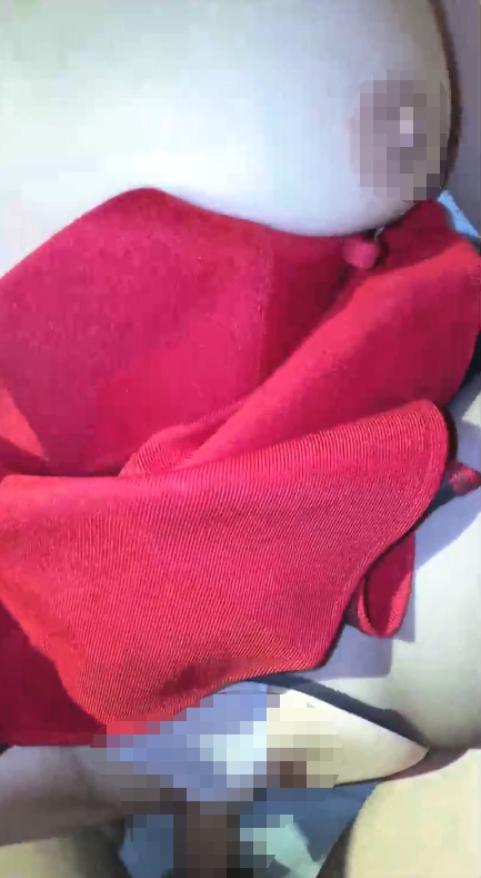 海角人气姐弟-会喷水的亲姐姐-圣诞特辑 打破传统圣诞服侍今年采用“无内衬半乳小吊带“（1V,746M）