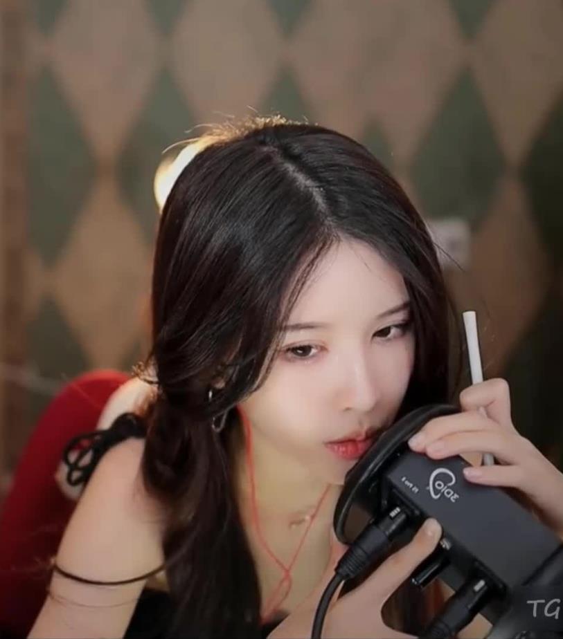 0428164729.jpg 虎牙抱抱er ASMR魔法书视频 吸管 含水声