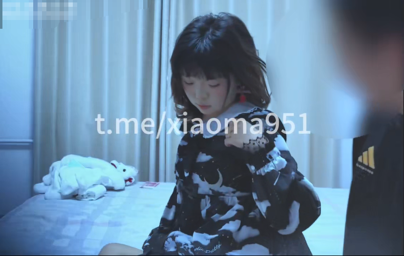 『小马原创』00后娃娃脸嫩妹，一线天馒头肉鲍甚是诱人，倒车入库深插小蜜穴 要被操哭了！