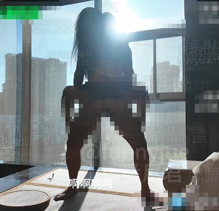 推特14万粉三十路某校女教导主任绿帽夫妻「番尼君」老婆被单男大力抽打，当着我的面猛抽屁股老婆居然还勾着脚，被单男当面嘲笑